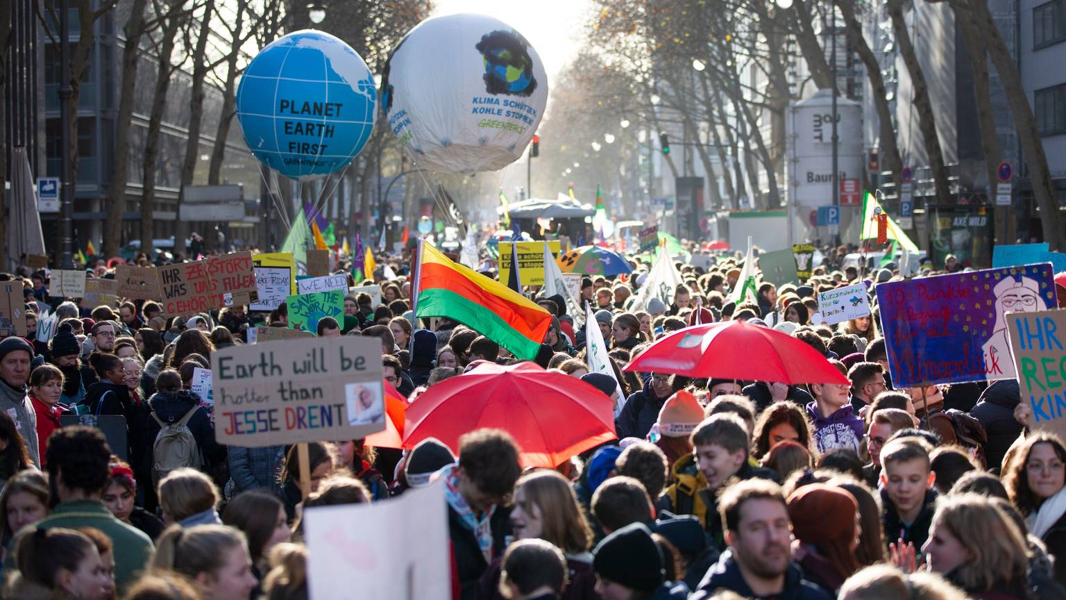 Tausende Klima-Demonstranten, wie hier im Herbst 2019, ziehen am Freitag am Streiktag durch Köln.