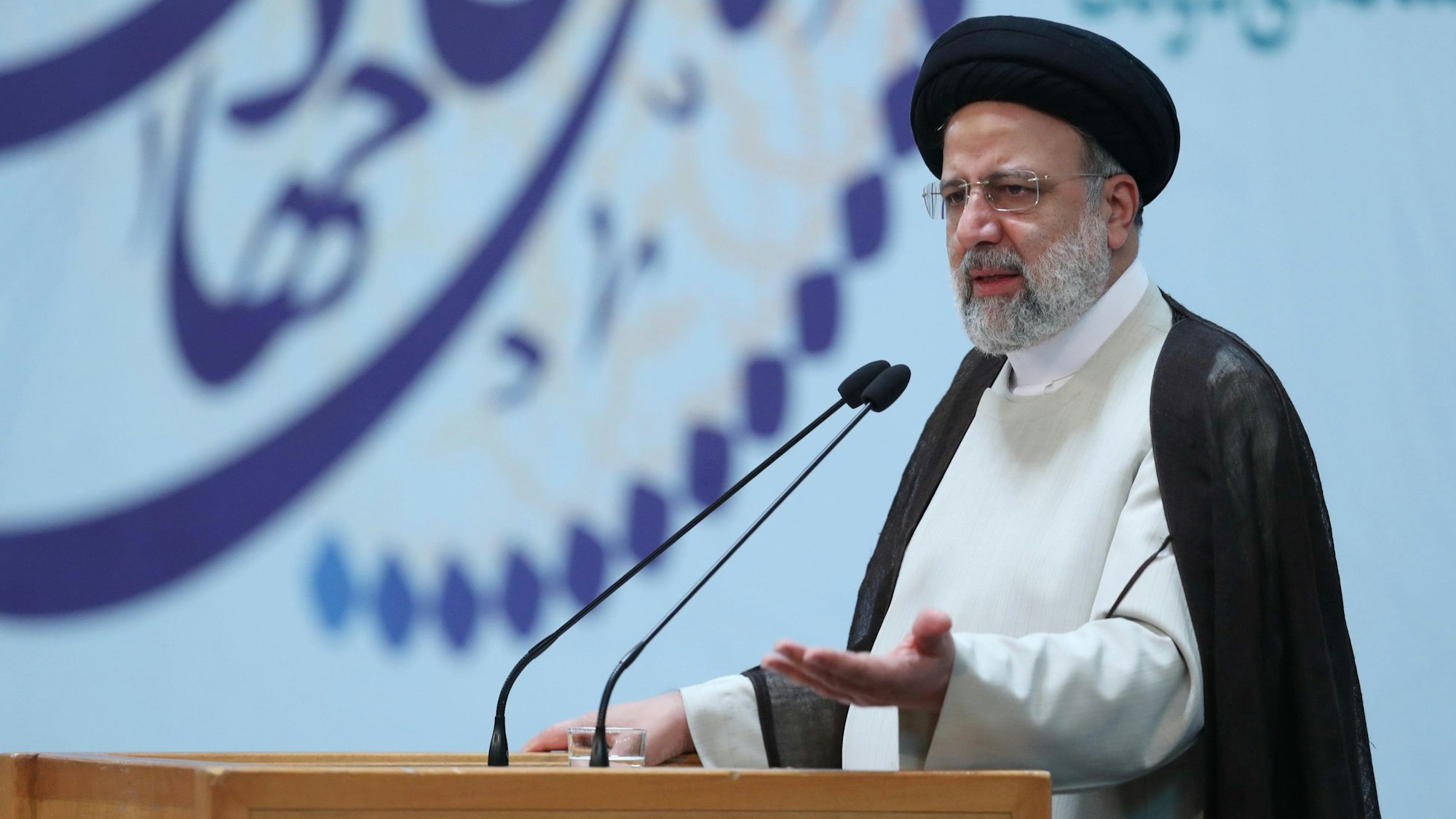 Ebrahim Raisi, Präsident des Iran, spricht an einem Podium während einer Konferenz.