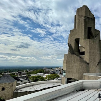 Dettlef Rockenberg steht mit dem Hausmeister auf dem Dach des Bensberger Rathauses.
