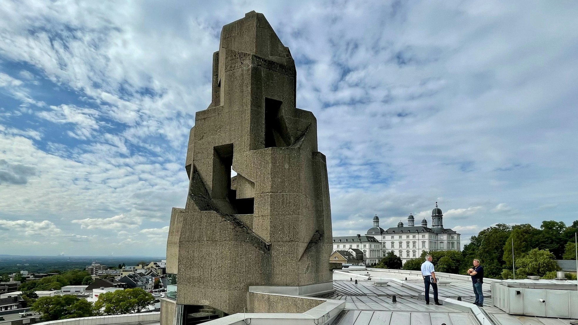 Dettlef Rockenberg steht mit dem Hausmeister auf dem Dach des Bensberger Rathauses.