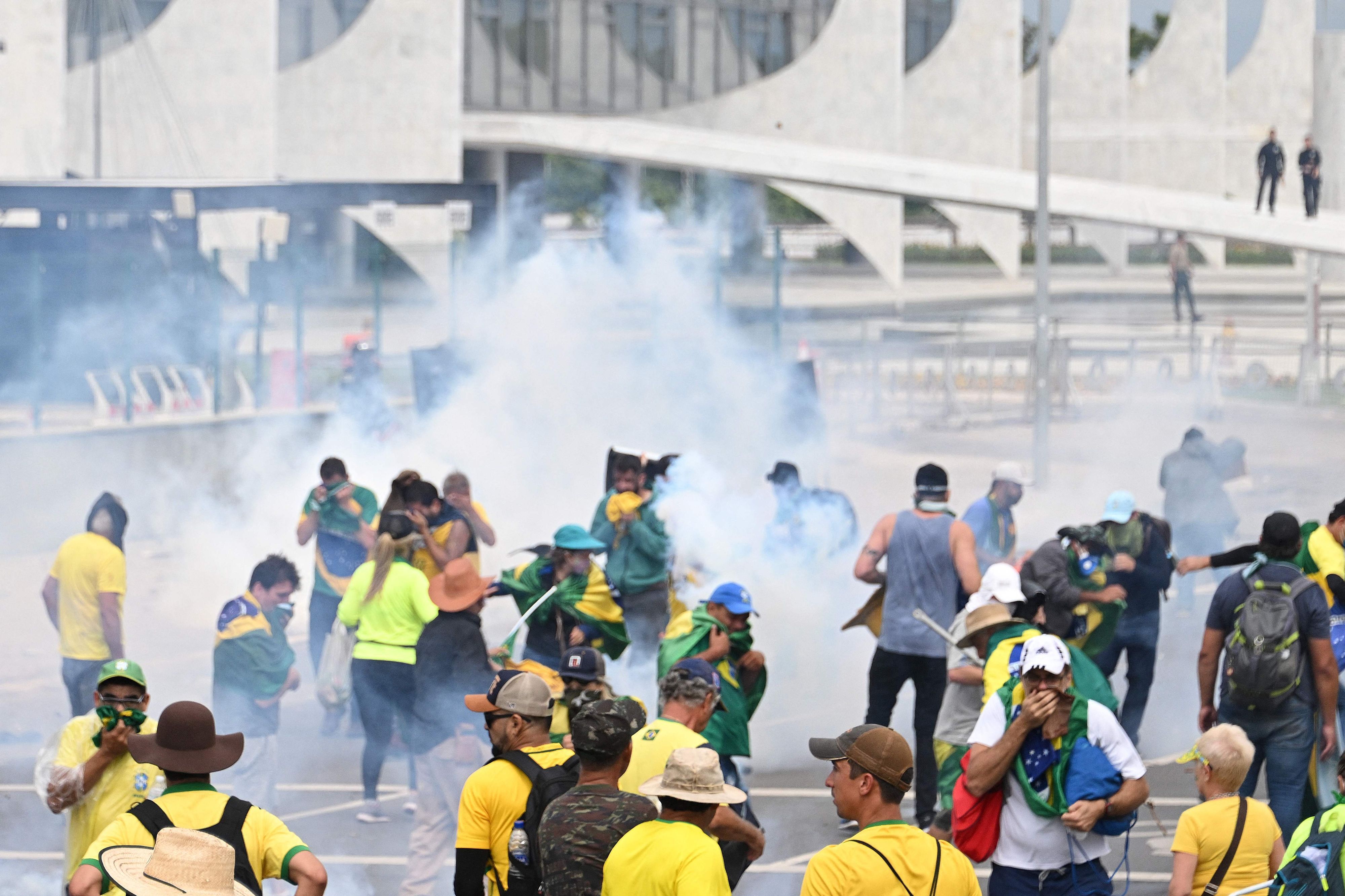 Eine Gruppe von Bolsonaro-Anhängern läuft durch eine Rauchwolke