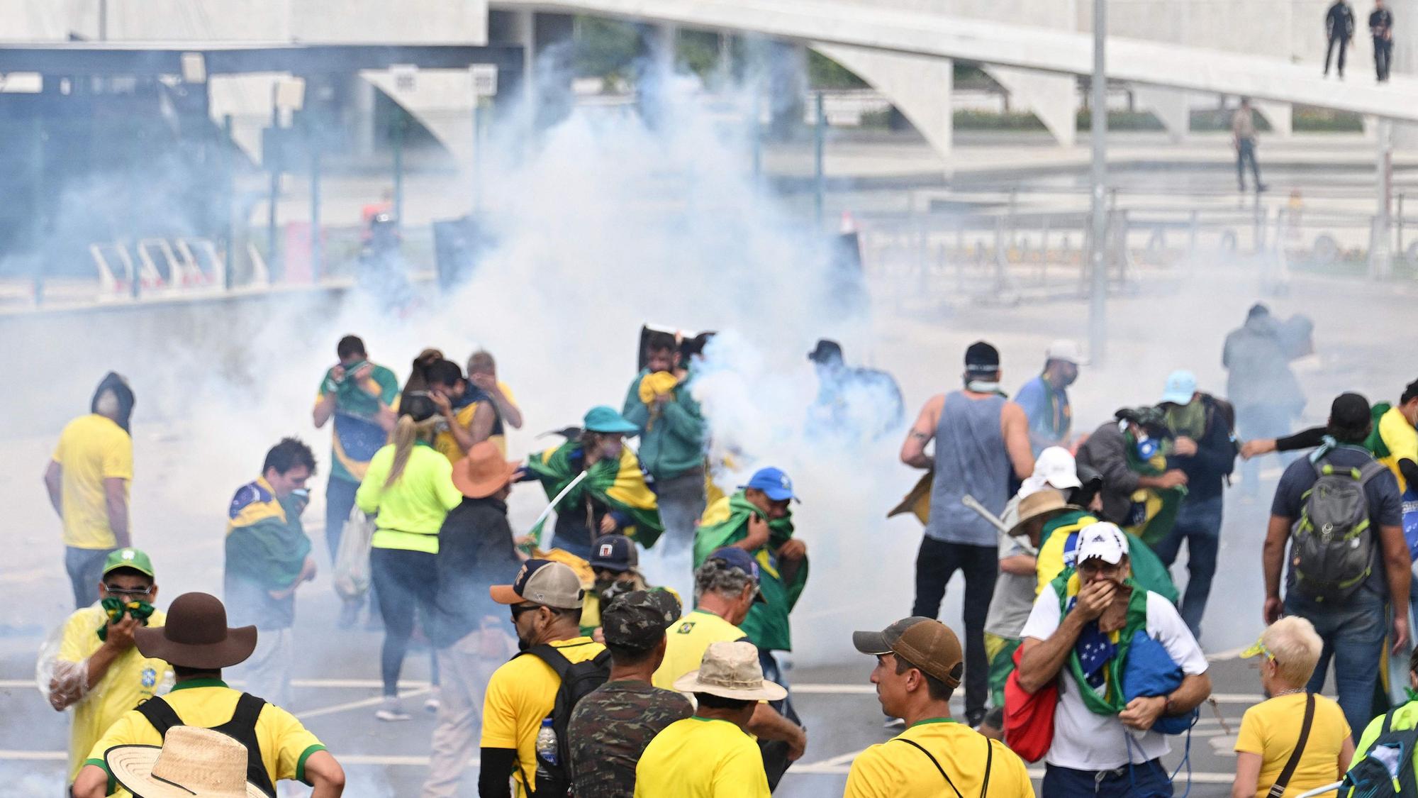 Eine Gruppe von Bolsonaro-Anhängern läuft durch eine Rauchwolke
