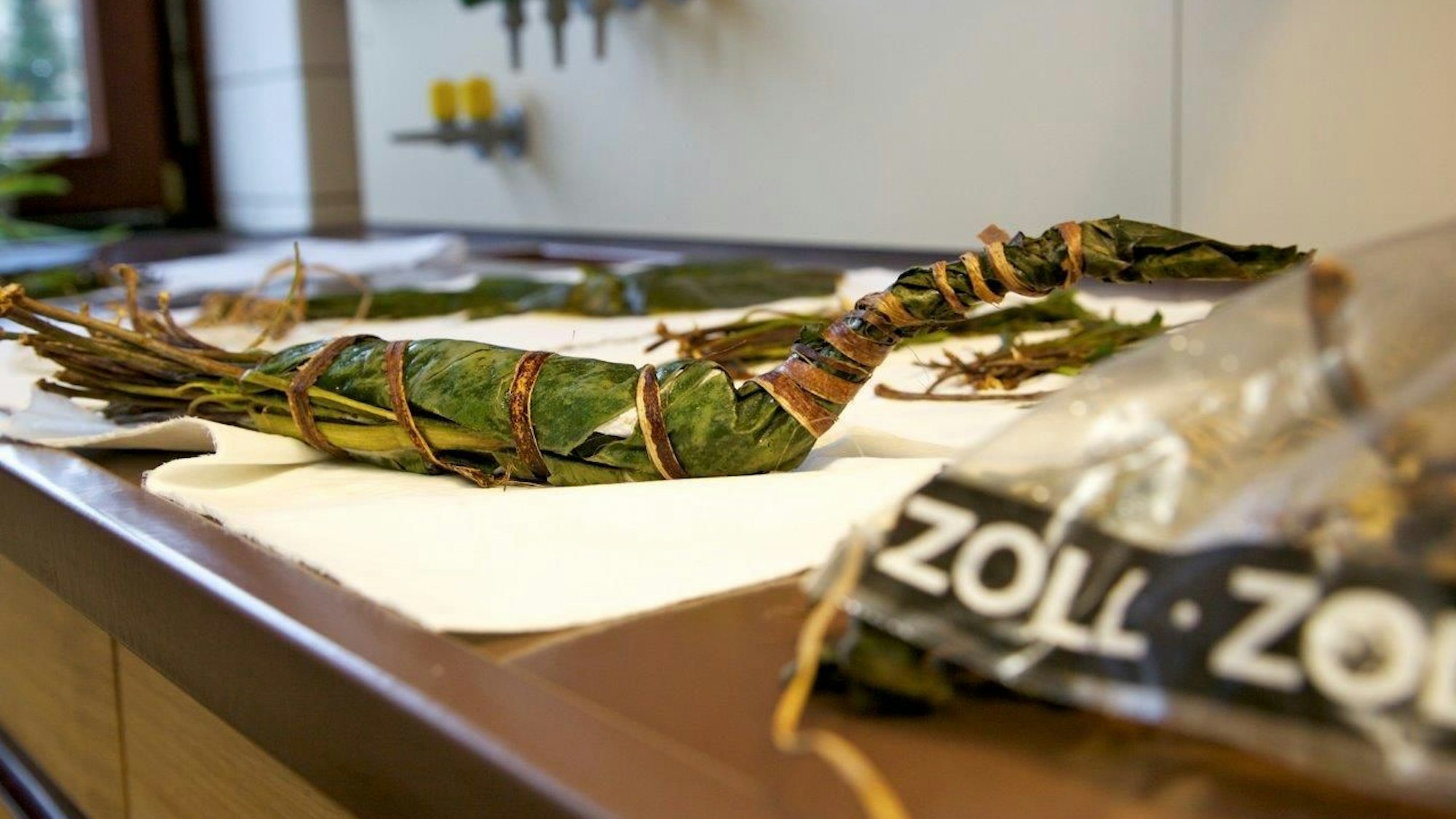 Die undatierte Aufnahme zeigt die Kaudroge Khat auf einem Tisch.