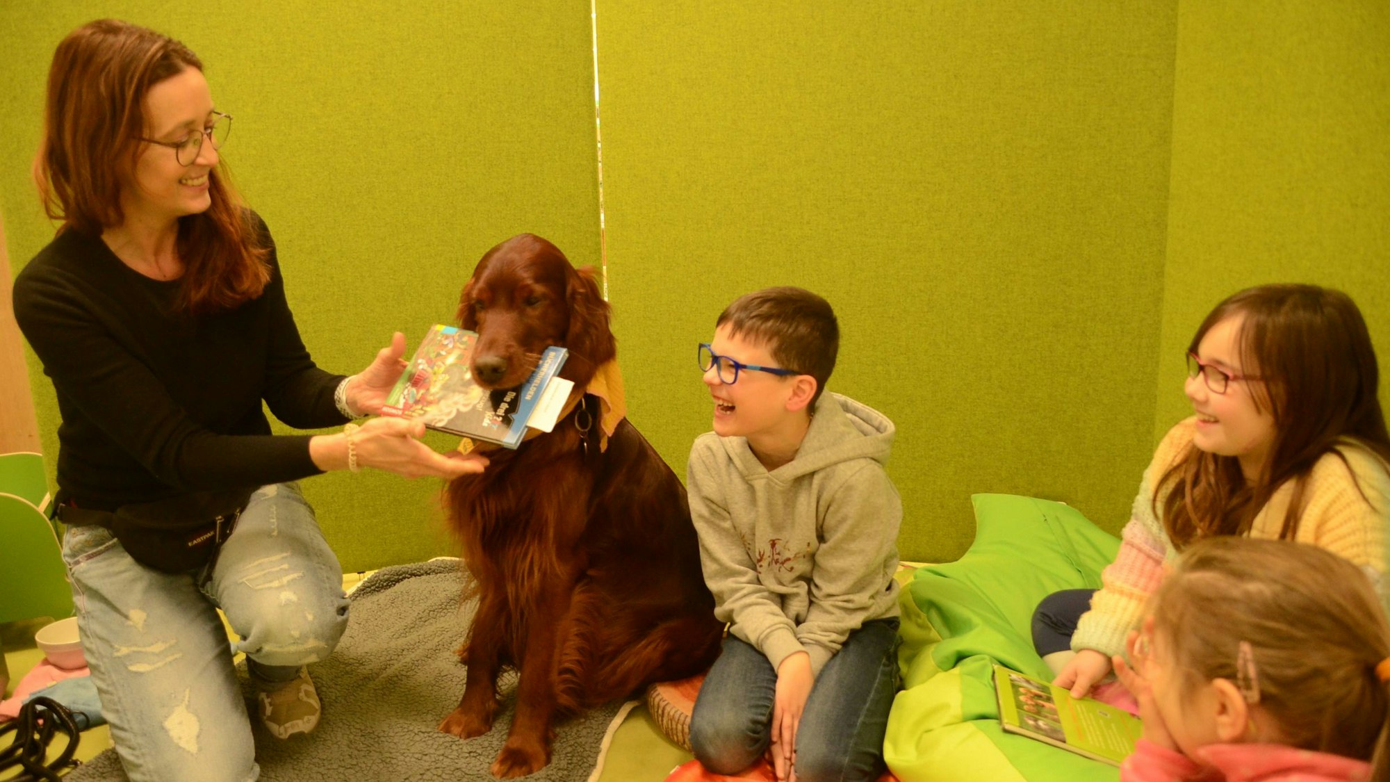 Claudia Palumbo mit Vorlesehund Milow, Jeremy und Sophia.