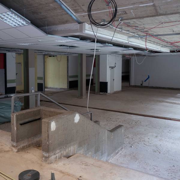 In einem Rohbau liegen in der Decke blanke Kabel.