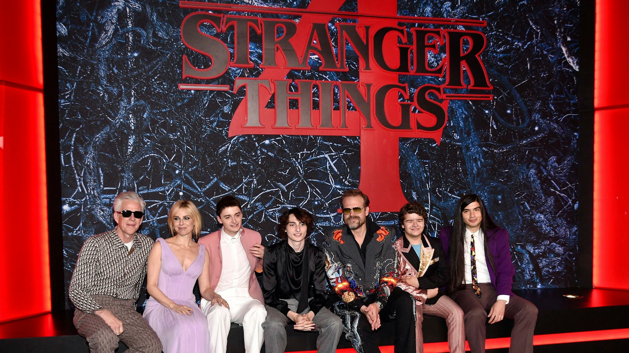 Matthew Modine (l-r), Cara Buono, Noah Schnapp, Finn Wolfhard, David Harbour, Gaten Matarazzo und Eduardo Franco posieren zusammen bei der Premiere der vierten Staffel von ´Stranger Things» in den Netflix Studios Brooklyn.