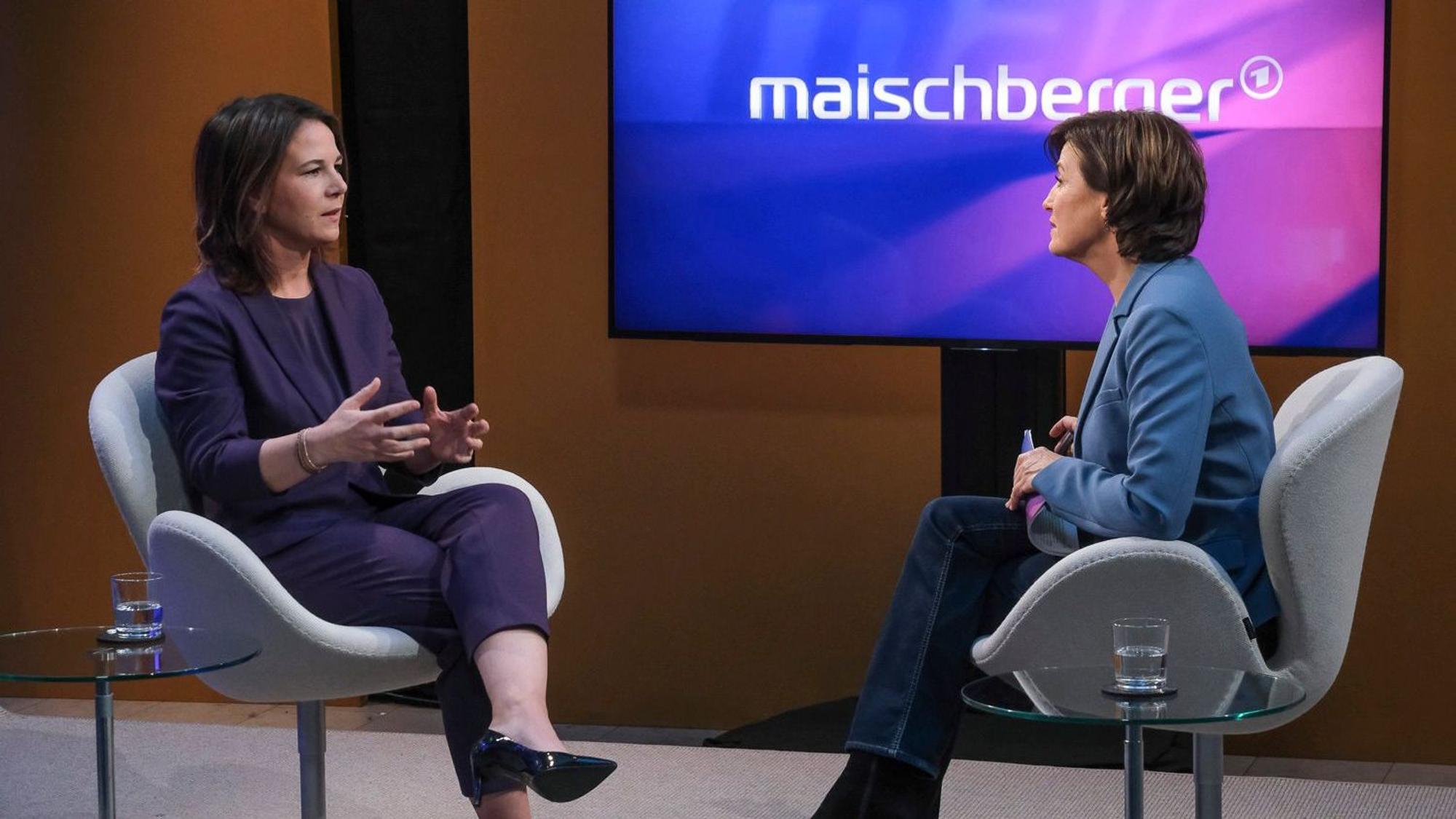 Annalena Baerbock (Bundesaußenministerin, B'90/Die Grünen) im Gespräch mit Moderatorin Sandra Maischberger.