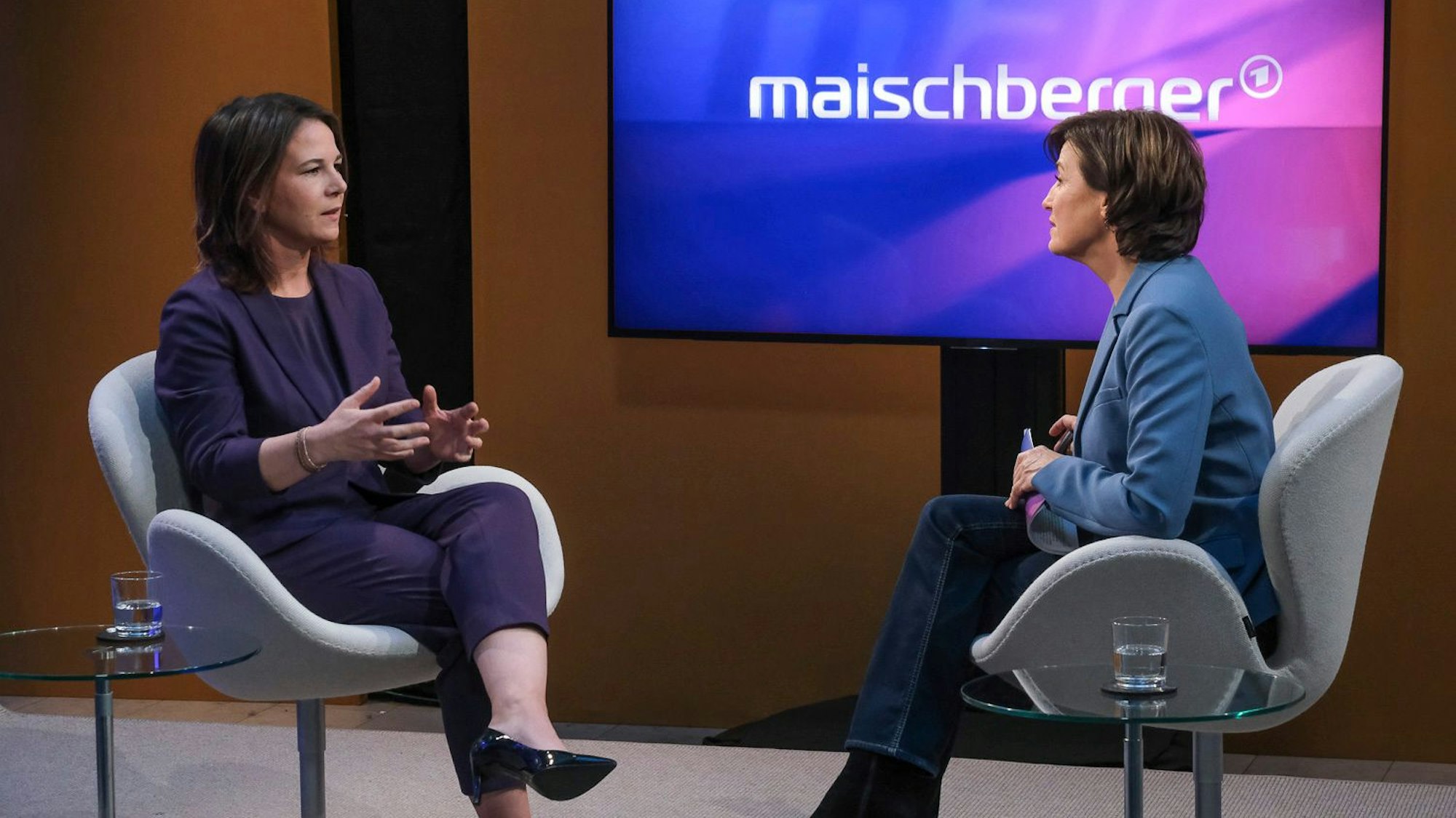 Annalena Baerbock (Bundesaußenministerin, B'90/Die Grünen) im Gespräch mit Moderatorin Sandra Maischberger.
