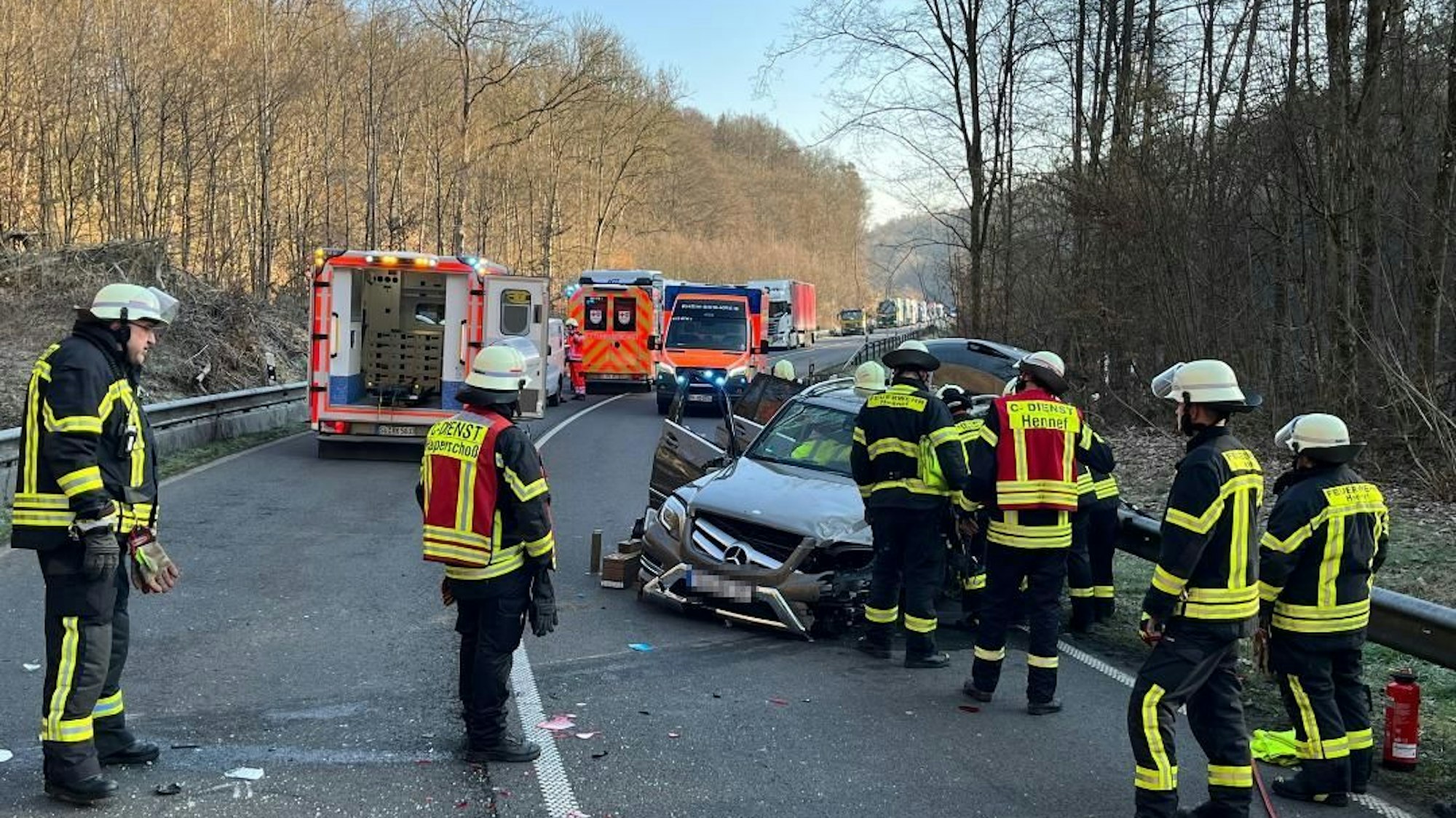 Feuerwehrleute am Unfallort.