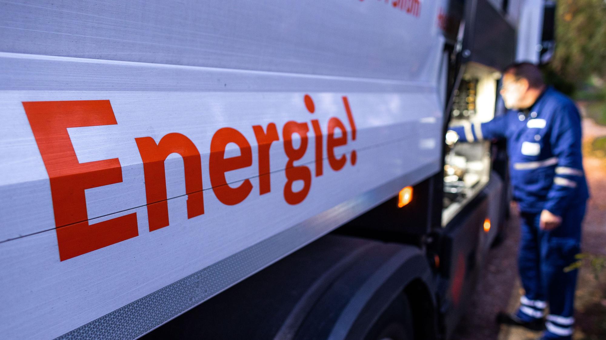 Ein Mann liefert mit seinem Tank-LKW Heizöl an einen Privathaushalt.