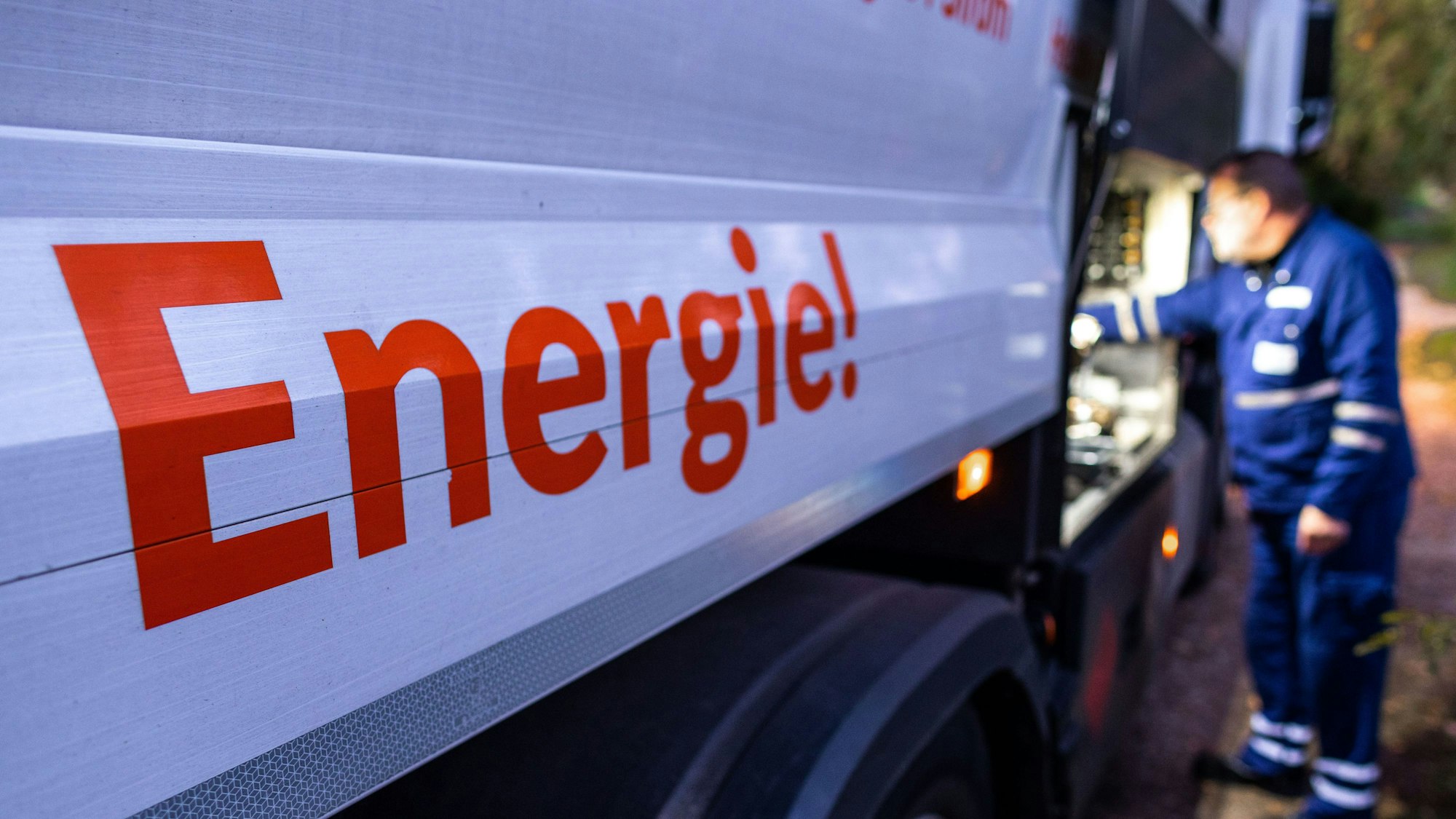 Ein Mann liefert mit seinem Tank-LKW Heizöl an einen Privathaushalt.