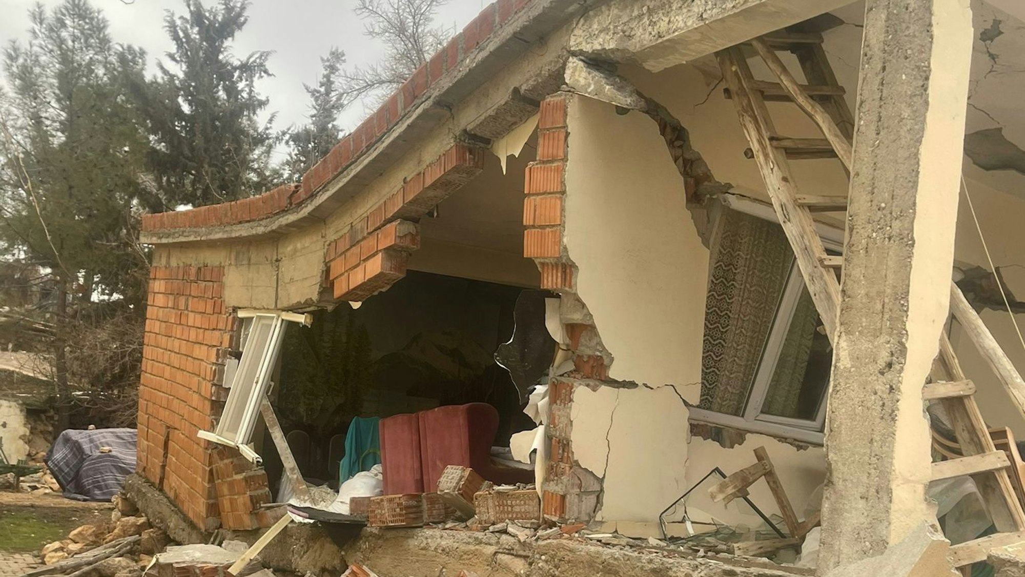 Ein zerstörtes Haus in Golbasi Adiyaman.
