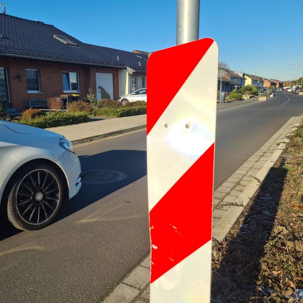 Ein weißes Auto fährt auf der Oleanderstraße.