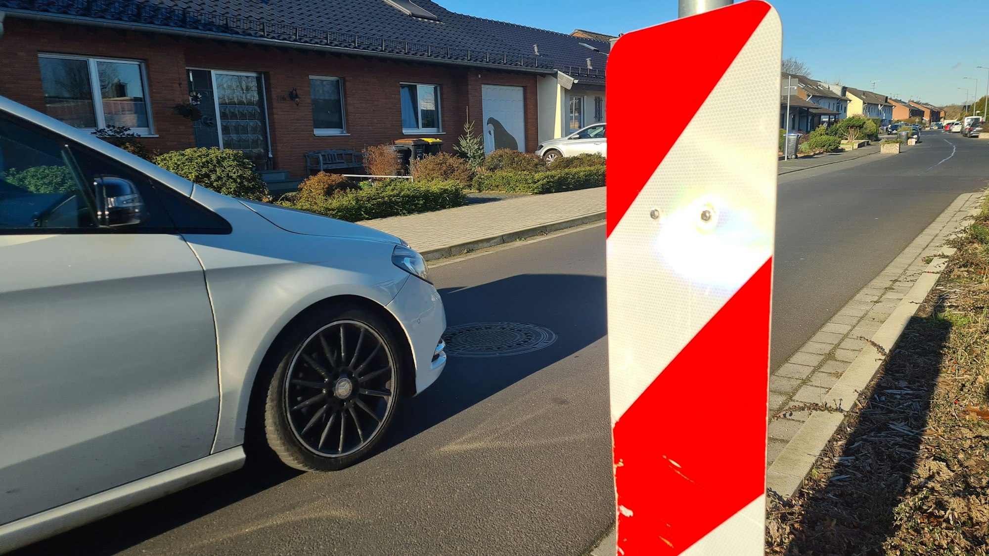 Ein weißes Auto fährt auf der Oleanderstraße.