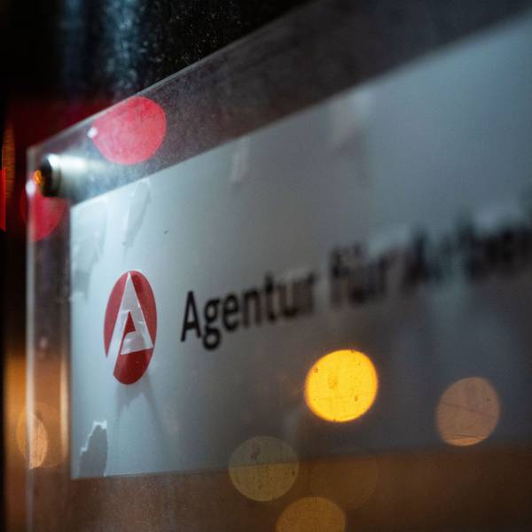 Ein Schild mit der Aufschrift „Agentur für Arbeit“.