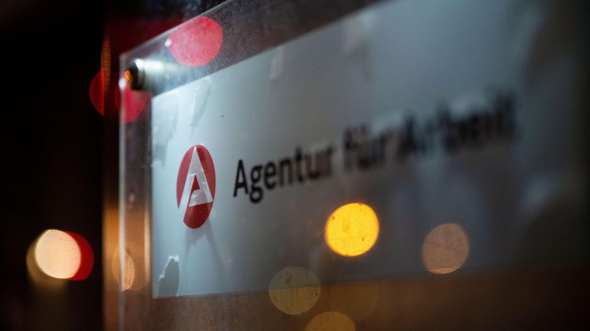 Ein Schild mit der Aufschrift „Agentur für Arbeit“.