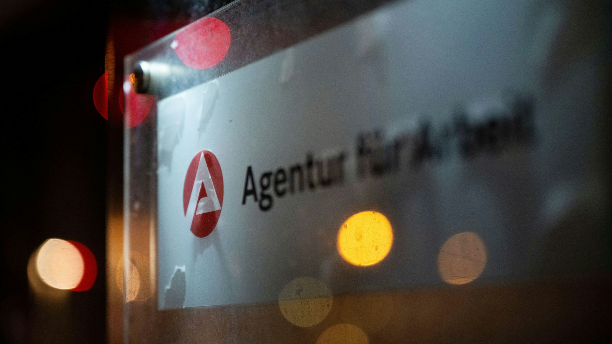 Ein Schild mit der Aufschrift „Agentur für Arbeit“.