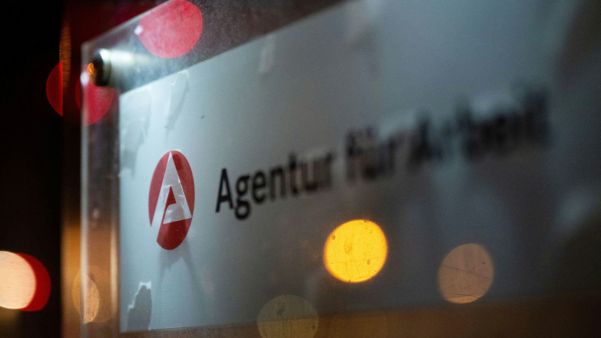 Ein Schild weist auf die Agentur für Arbeit hin.