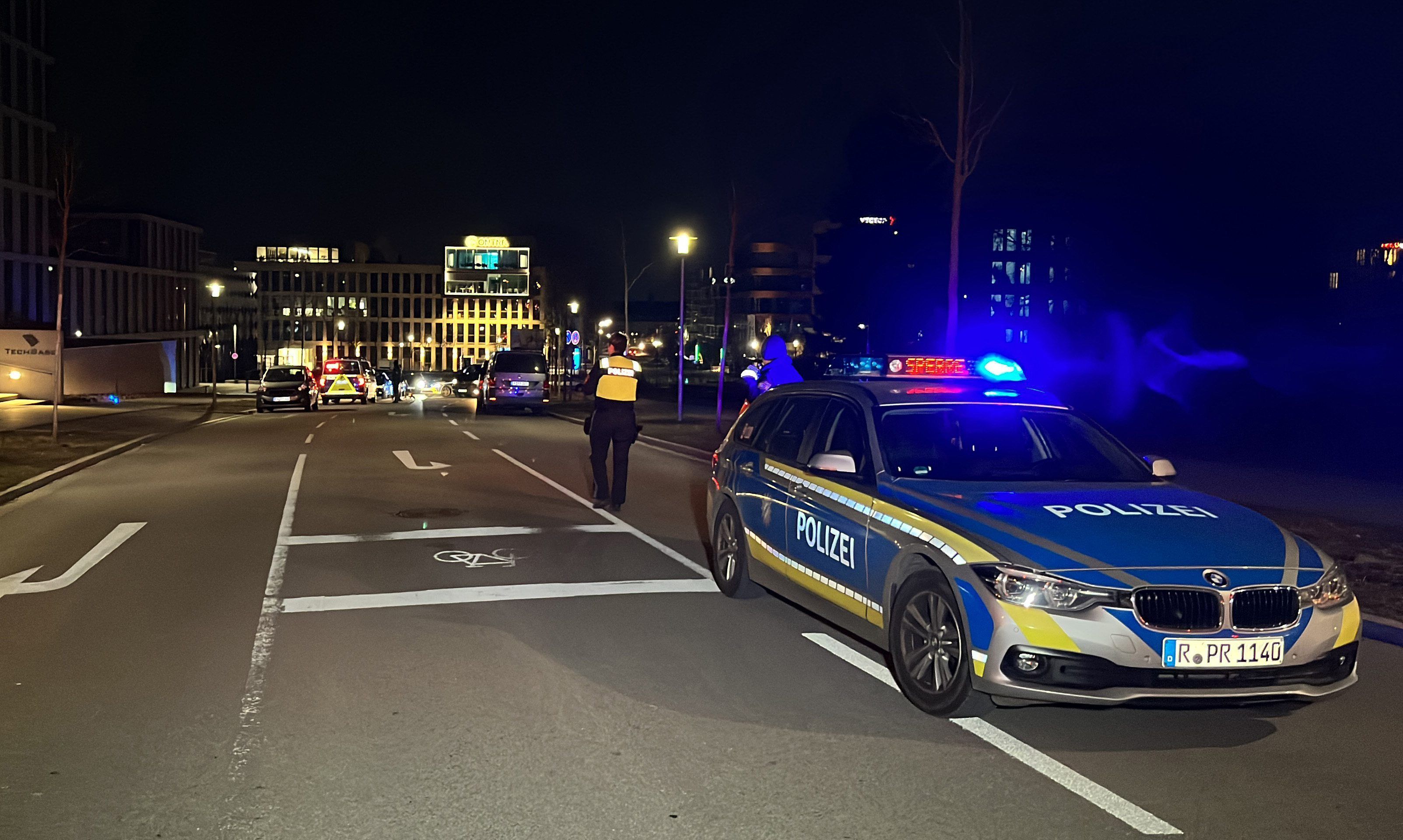Regensburg: Polizeibeamte sichern ein Areal, in dem ein Raser vor der Polizei flüchtete. Ein Beamter gab mehrere Schüsse ab.