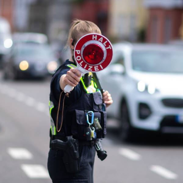 Die Euskirchener Polizei führt eine Verkehrskontrolle durch.