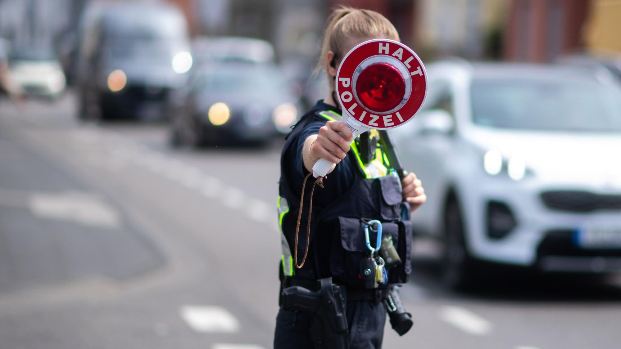 Die Euskirchener Polizei führt eine Verkehrskontrolle durch.