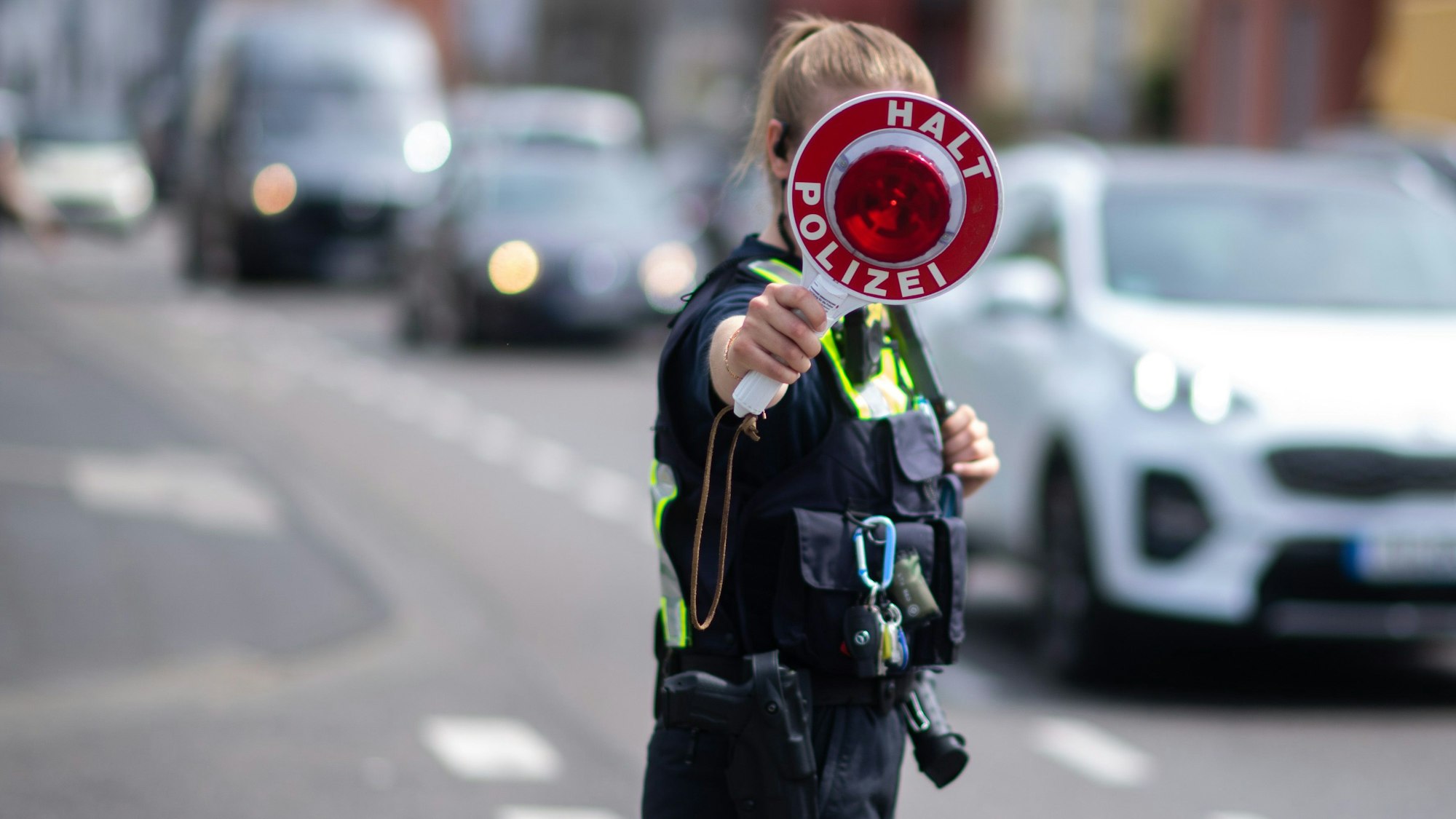 Die Euskirchener Polizei führt eine Verkehrskontrolle durch.