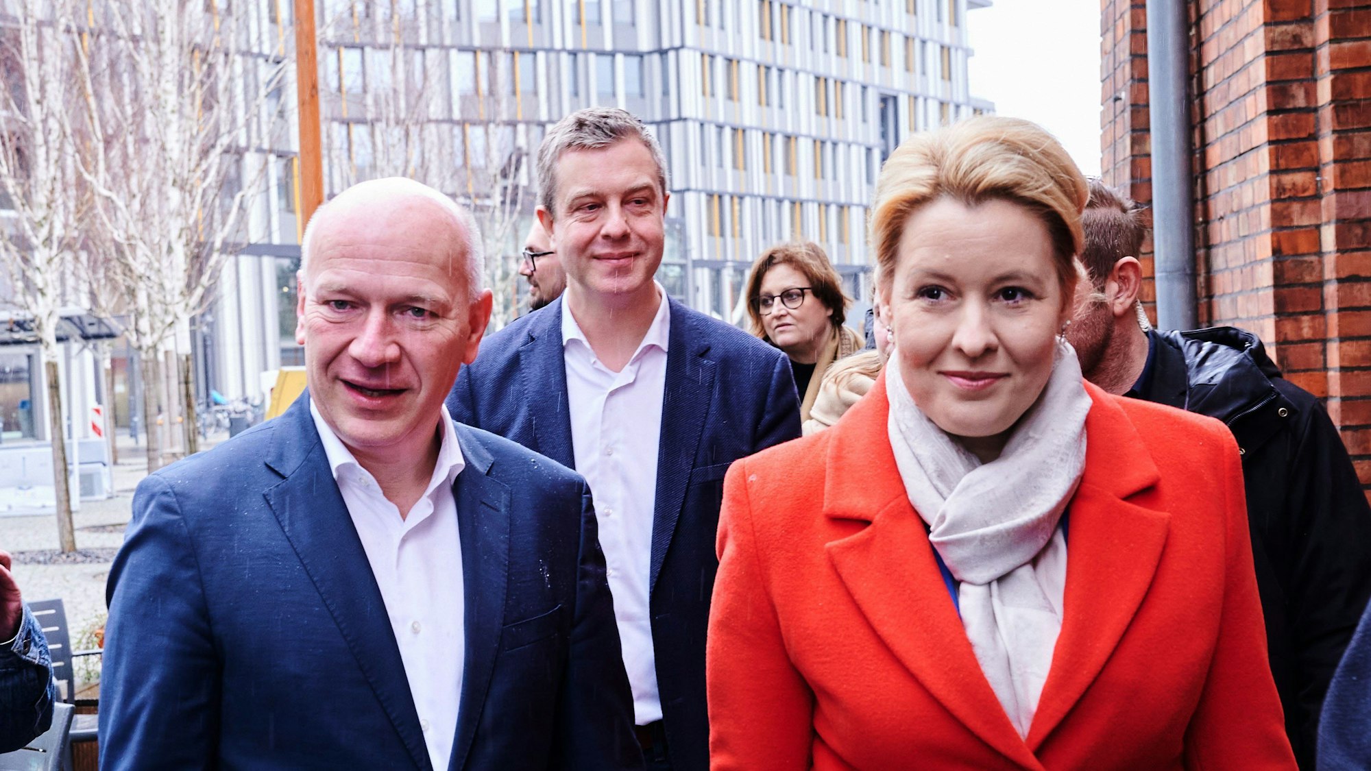 Kai Wegner (CDU) und Franziska Giffey (SPD) auf dem Weg zu Sondierungsgesprächen.