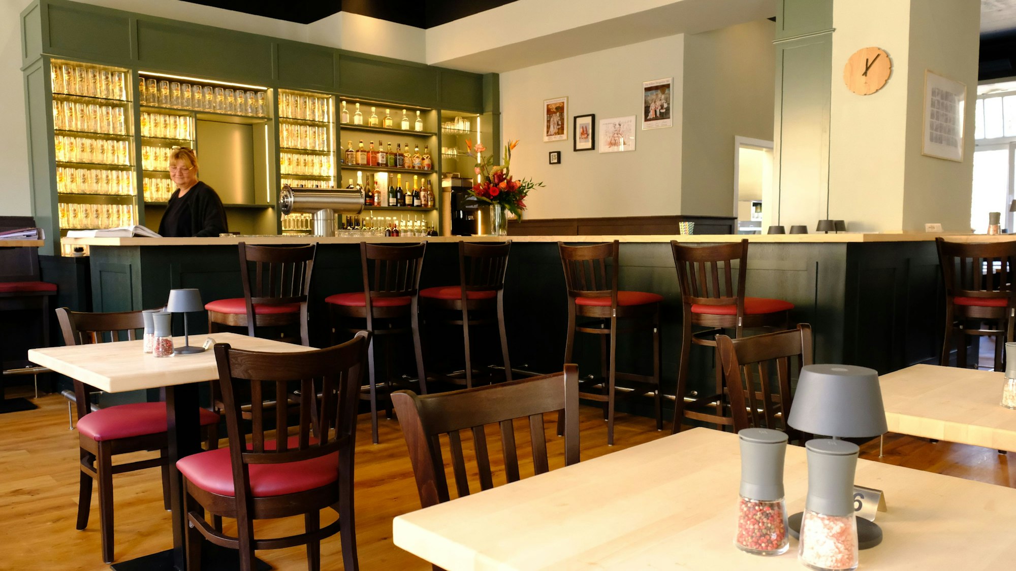 Gastraum des Gemünder Brauhauses mit Wirtin Ulrike Geuenich.