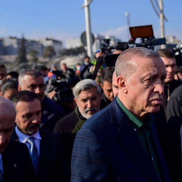 Der türkische Präsident Recep Tayyip Erdogan läuft durch eine Menschenmenge in der Provinz Hatay, die stark von den Erdbeben betroffen war.
