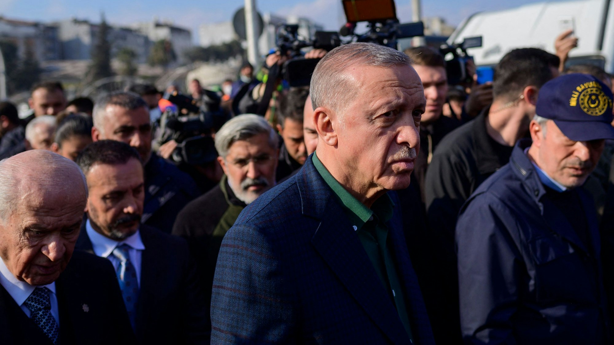 Der türkische Präsident Recep Tayyip Erdogan läuft durch eine Menschenmenge in der Provinz Hatay, die stark von den Erdbeben betroffen war.