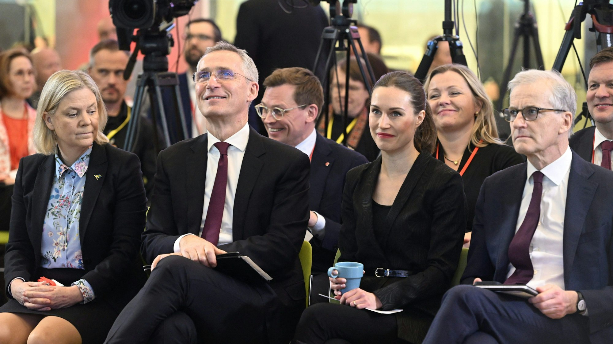 Magdalena Andersson, ehemalige Ministerpräsidentin von Schweden, Jens Stoltenberg, Nato-Generalsekretär, Sanna Marin, Ministerpräsidentin von Finnland, und Jonas Gahr Støre, 
Ministerpräsident von Norwegen, nehmen an der  SAMAK-Jahrestagung teil.