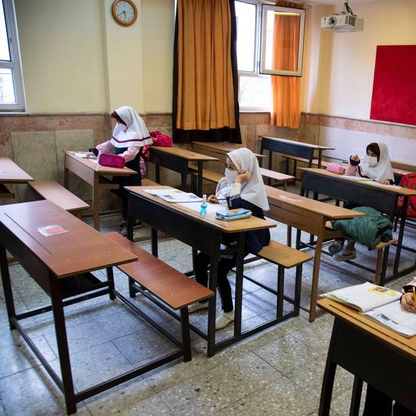 Schülerinnen sitzen im Iran in einem Klassenzimmer. (Archivbild)