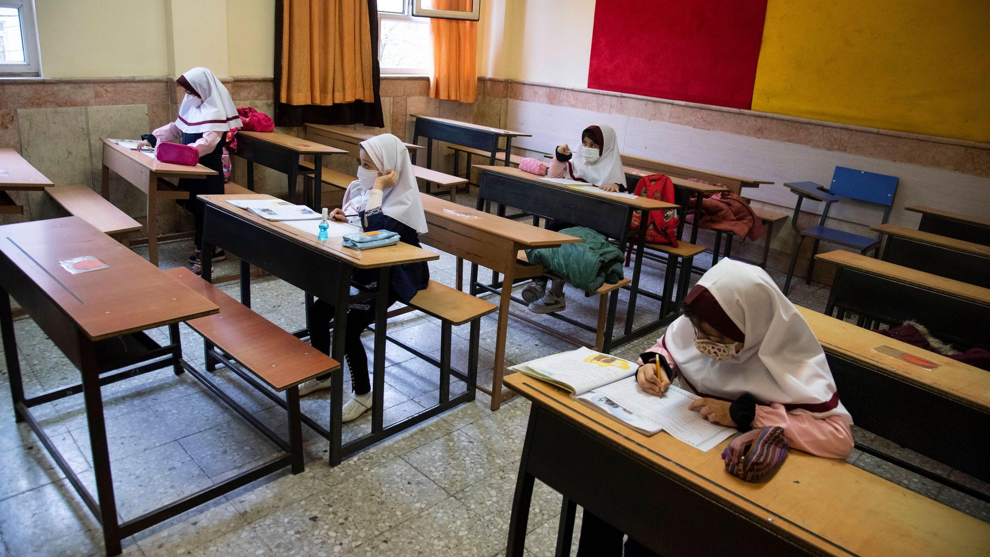 Schülerinnen sitzen im Iran in einem Klassenzimmer. (Archivbild)