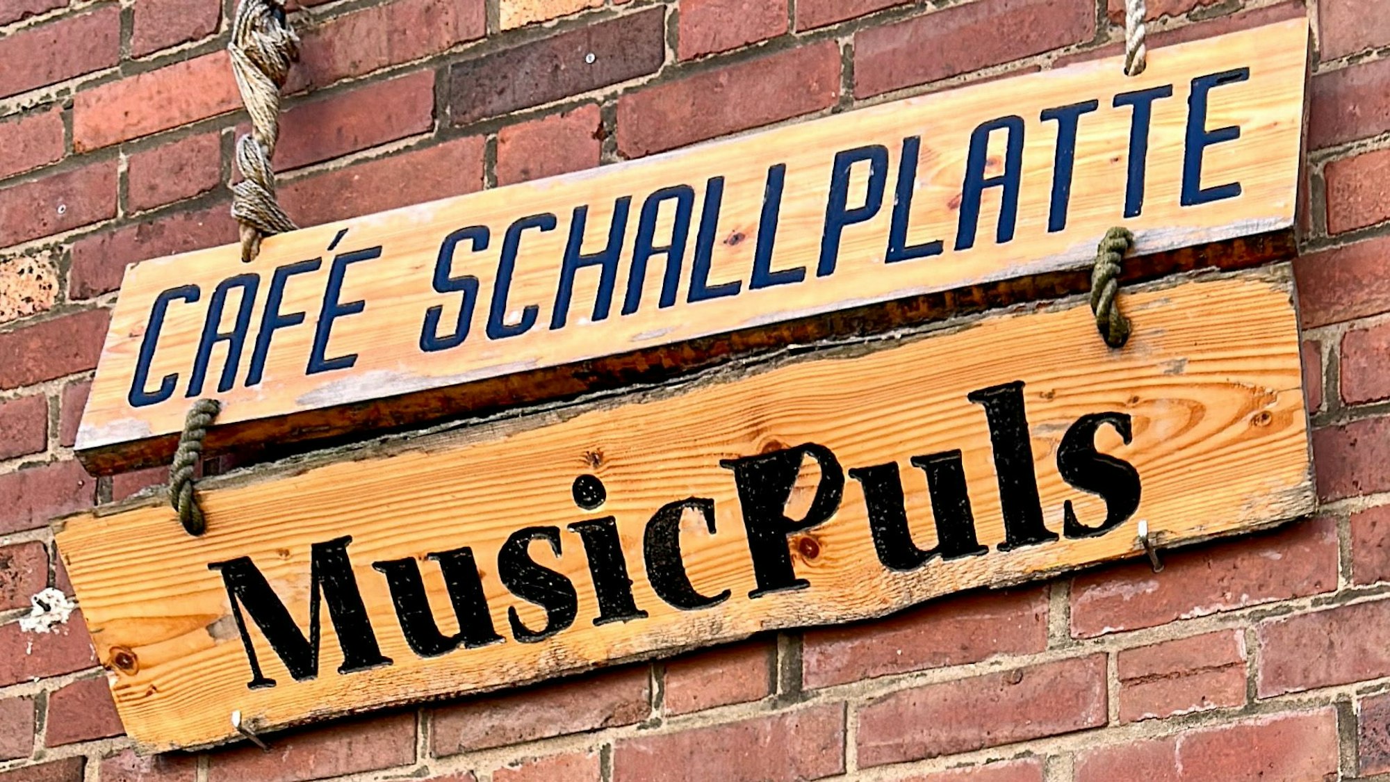 Ein Ladenschild hängt an der Wand.