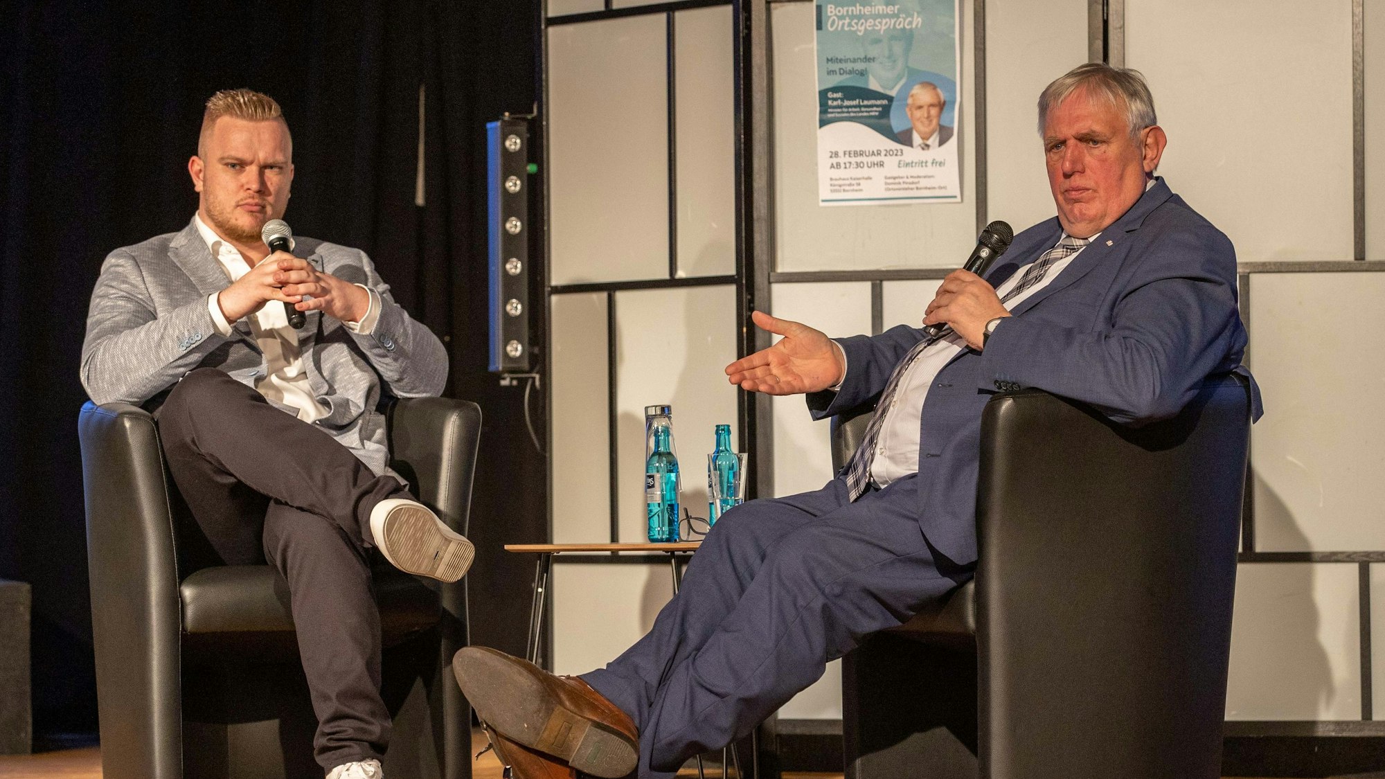 Minister für Arbeit, Gesundheit und Soziales in NRW, Karl-Josef Laumann (r.), gibt dem Bornheimer Ortsvorsteher Dominik Pinsdorf und dessen Gästen im Brauhaus Kaiserhalle Antworten.