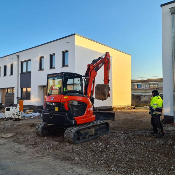Das Foto zeigt die Baustelle in der Ressourcenschutzsiedlung. Die Stadt Bedburg verlost dort und im Baugebiet Sonnenfeld weitere Grundstücke.