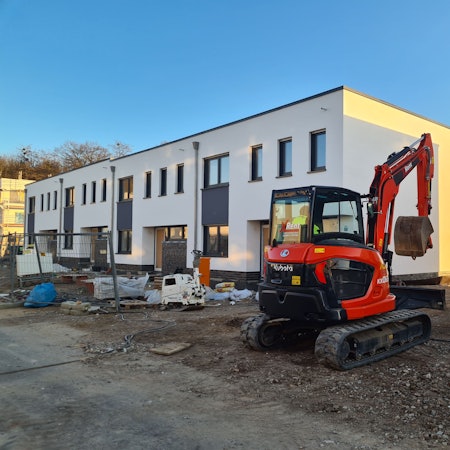 Das Foto zeigt die Baustelle in der Ressourcenschutzsiedlung. Die Stadt Bedburg verlost dort und im Baugebiet Sonnenfeld weitere Grundstücke.