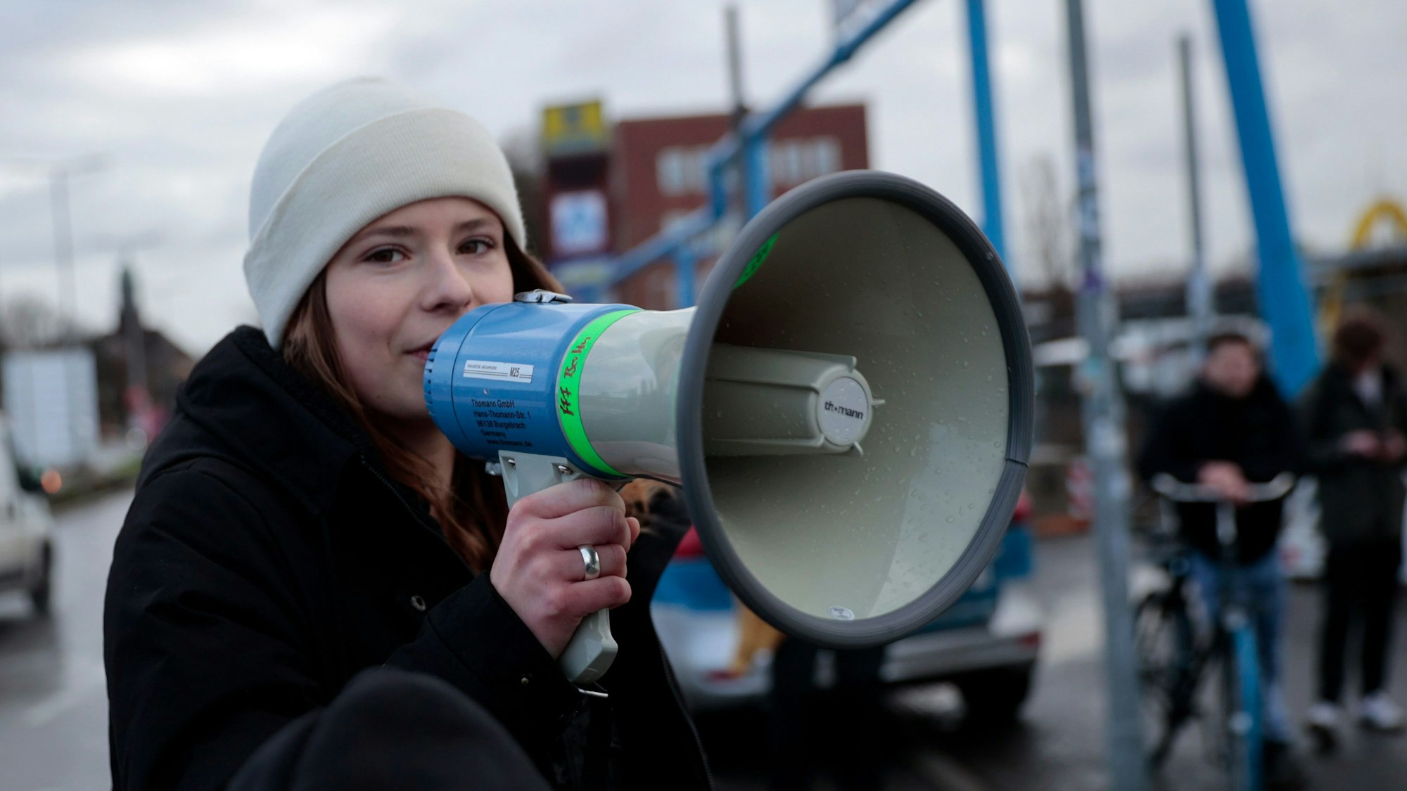 Luisa Neubauer, Aktivistin von Fridays for Future Berlin, spricht bei einer Demonstration auf der Hatun-Sürücü-Brücke gegen den Ausbau der Autobahn A100.