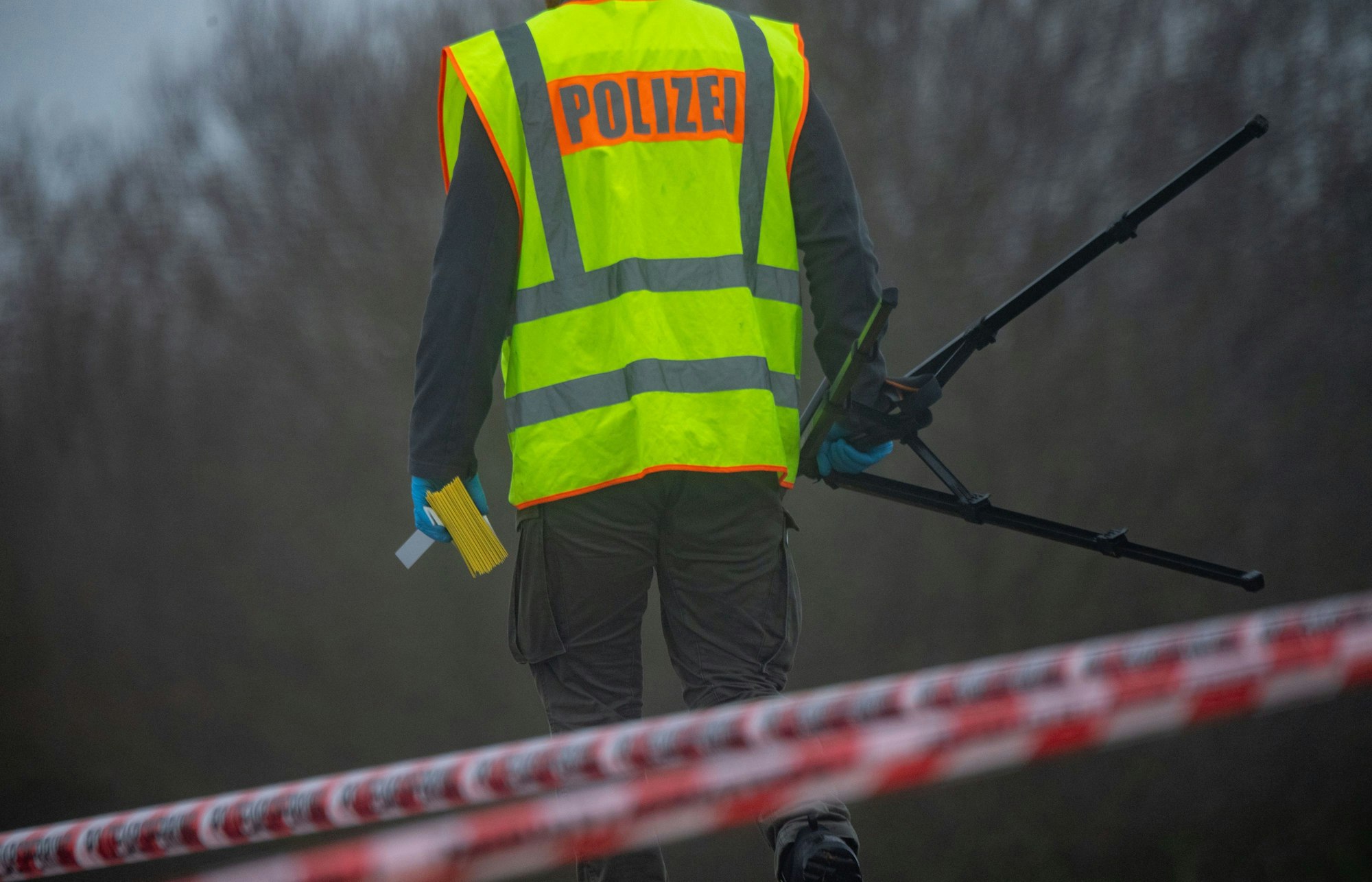 Ein Polizist untersucht einen Tatort. (Symbolbild)