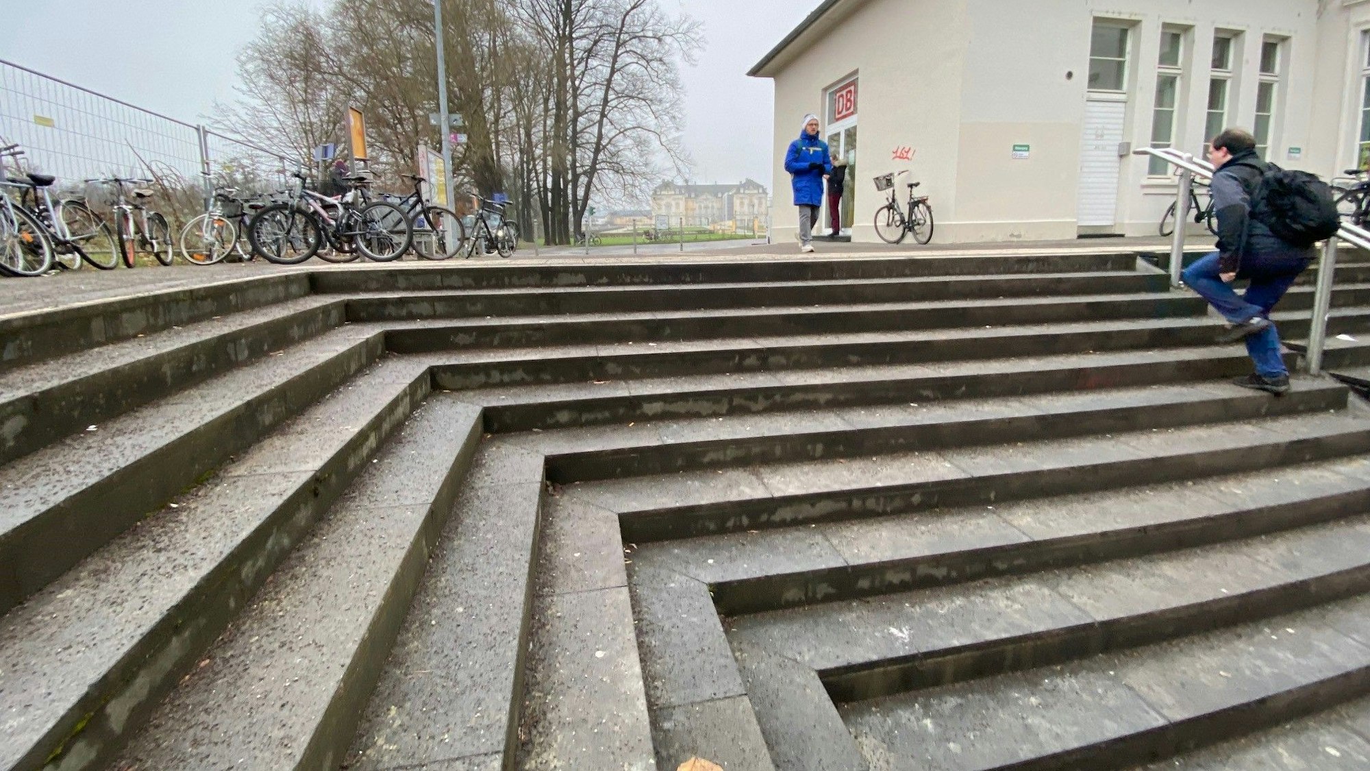 Treppe vor dem Brühler Bahnhof