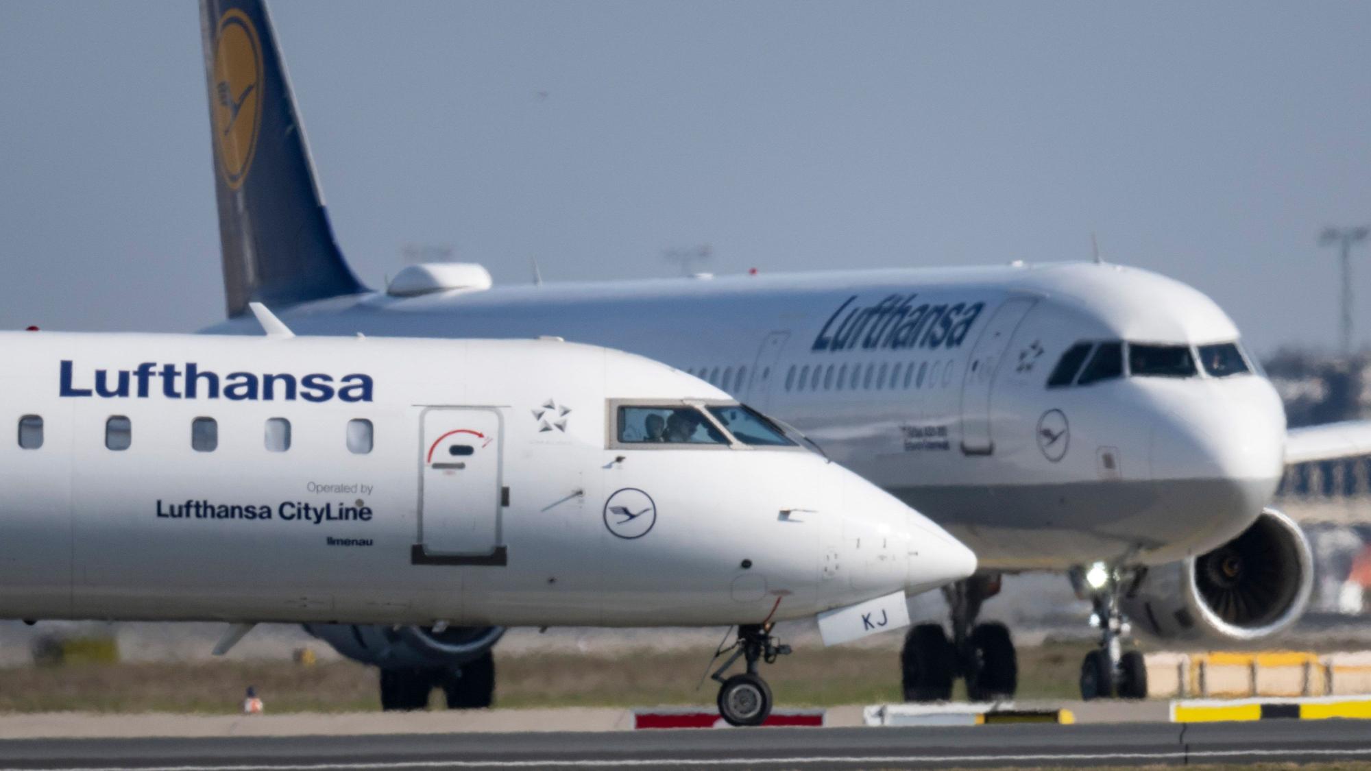 Eine Passagiermaschine der Lufthansa rollt auf dem Flughafen Frankfurt zu ihrer Startposition. Die Lufthansa stellt am 03.03. ihre Geschäftszahlen für das Jahr 2022 vor. Foto: Boris Roessler/dpa +++ dpa-Bildfunk +++