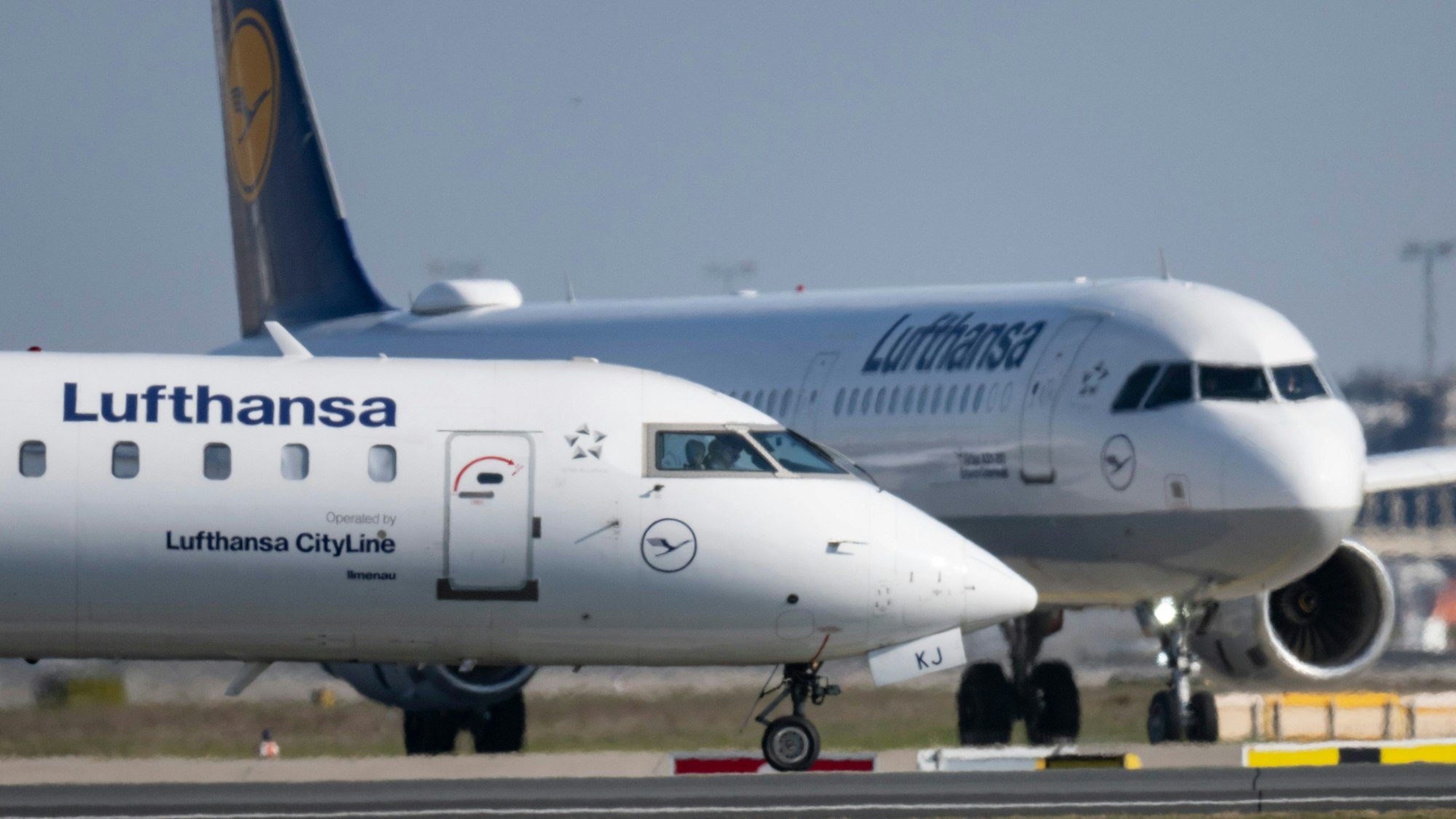 Eine Passagiermaschine der Lufthansa rollt auf dem Flughafen Frankfurt zu ihrer Startposition. Die Lufthansa stellt am 03.03. ihre Geschäftszahlen für das Jahr 2022 vor. Foto: Boris Roessler/dpa +++ dpa-Bildfunk +++