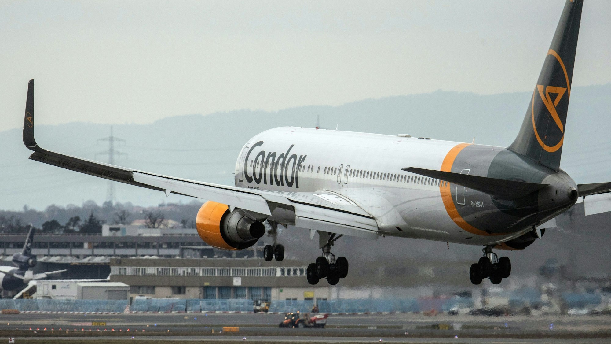 Ein Passagierflugzeug des Ferienfliegers Condor landet.