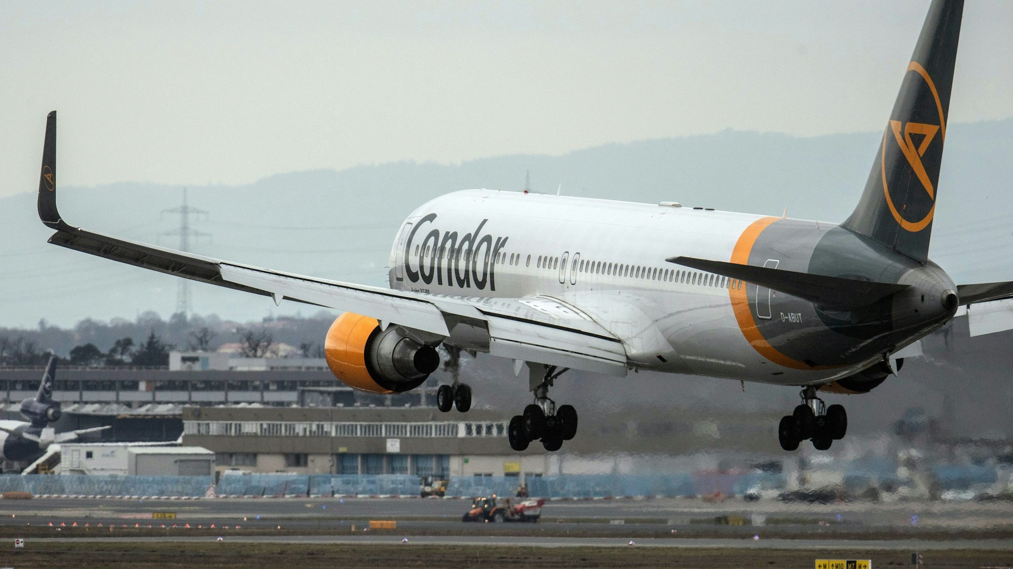 ARCHIV - 22.03.2021, Hessen, Frankfurt/Main: Ein Passagierflugzeug des Ferienfliegers Condor landet auf dem Flughafen.
