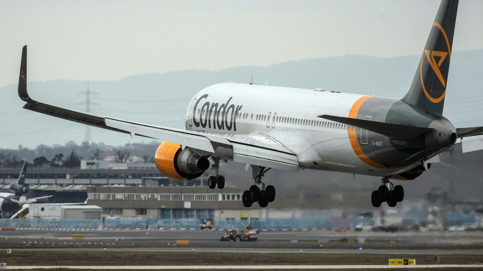 Eine Condor-Maschine hebt ab.