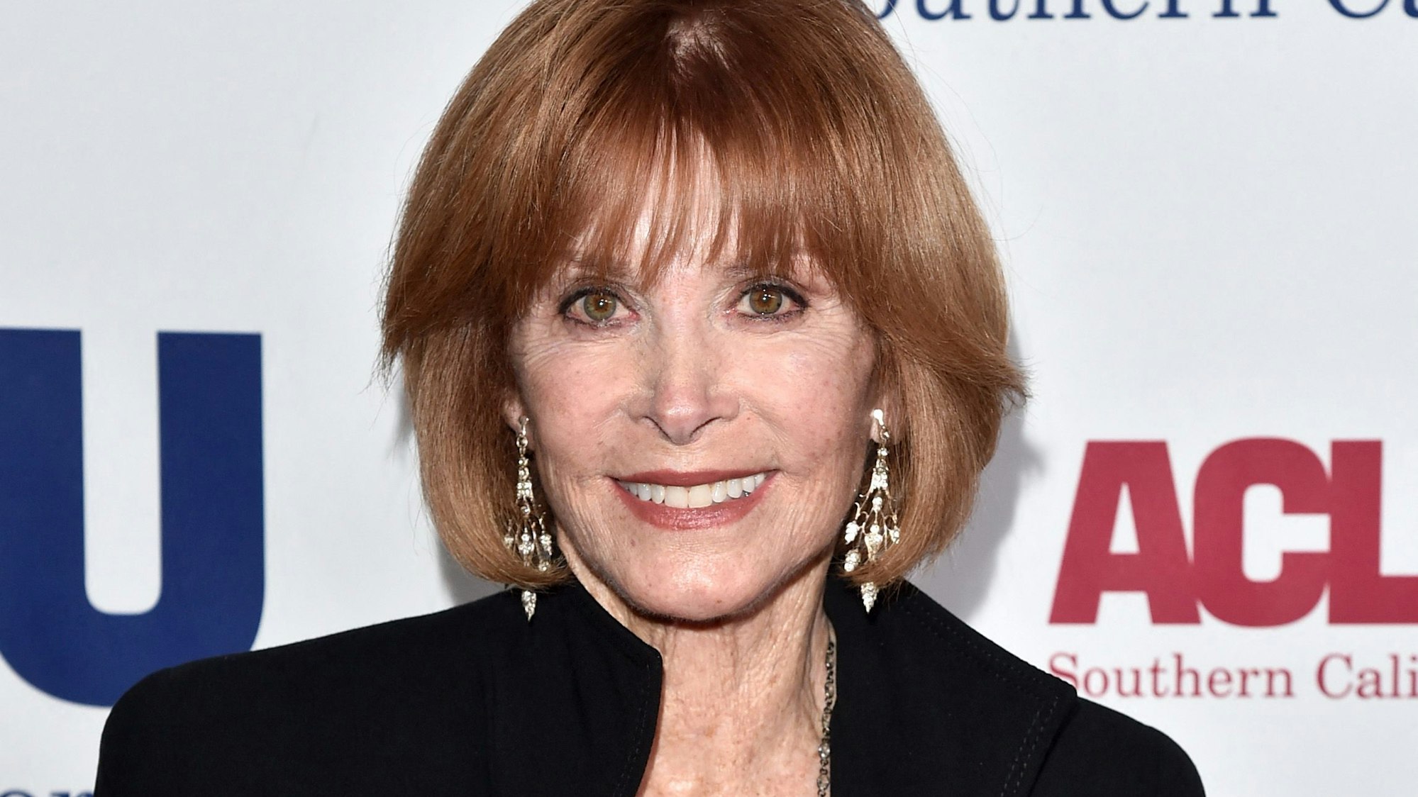 Stefanie Powers lacht.