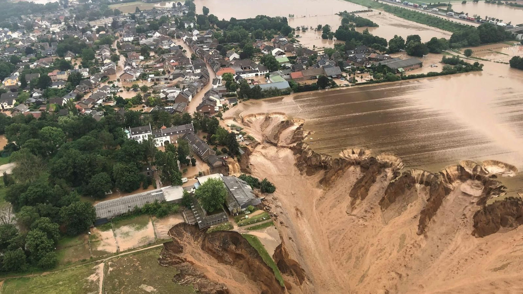 Zu sehen ist ein Erdrutsch in Erftstadt-Blessem als Folge der Flutkatastrophe im Juli 2021.