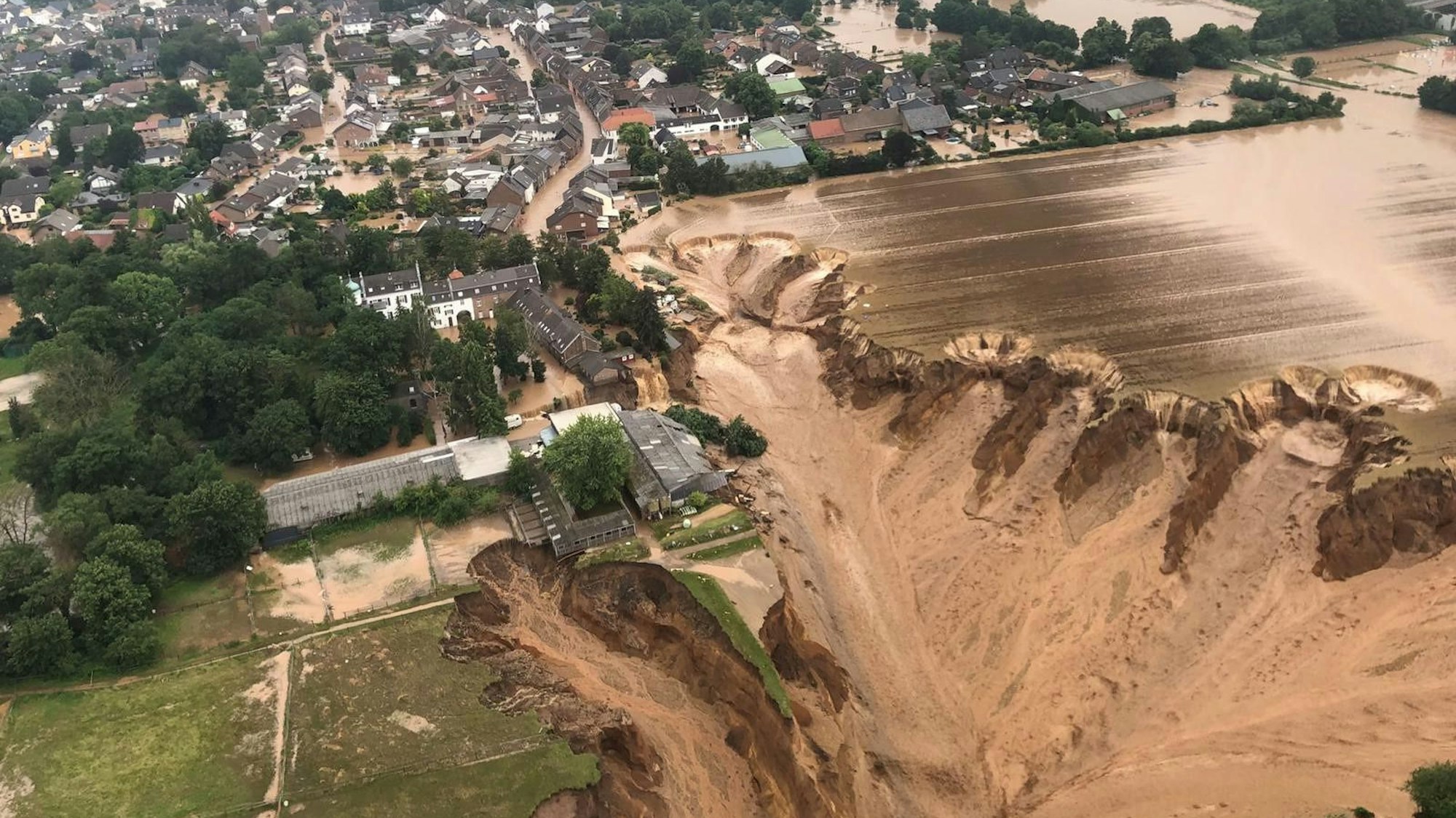 Die Kiesgrube in Erftstadt-Blessem, neben der sich ein Krater gebildet hatte.