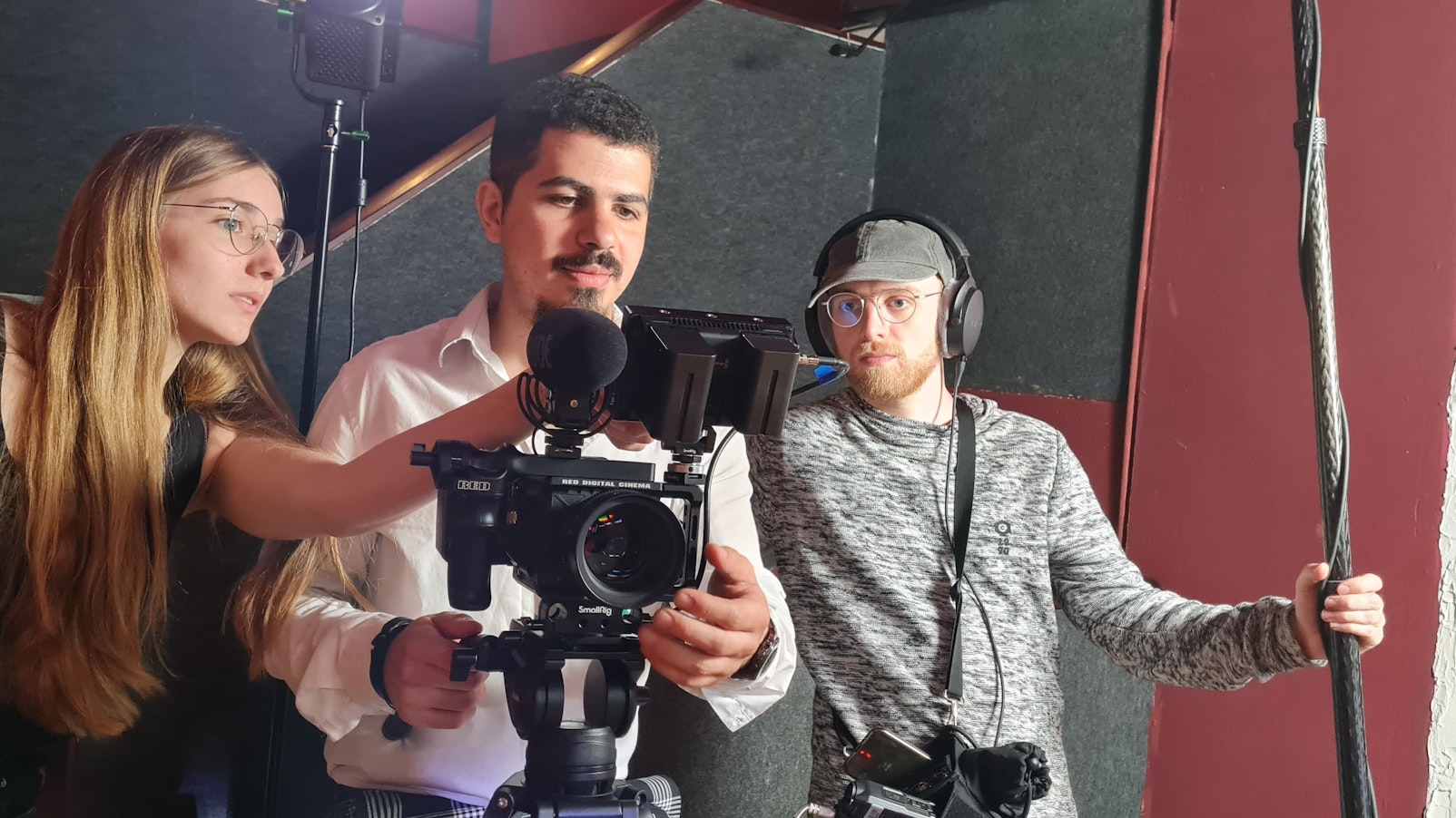 Co-Regisseurin Laura Schulten (v.l.), Regisseur Mohamad Nemer und Tonmann Sven Ostkotte.