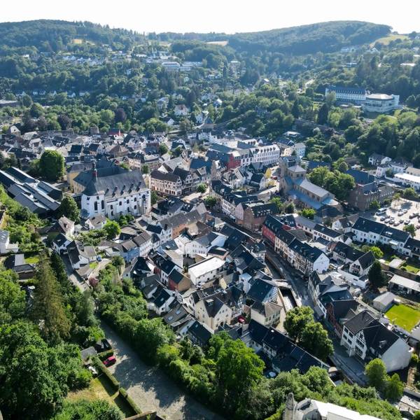 2ß.06.2022 Bad Münstereifel knapp ein Jahr nach der Flutkatastrophe. Die Aufbauarbeiten kann man auch gut aus Luft sehen. Am Bahnhof fehlen die Gleise
